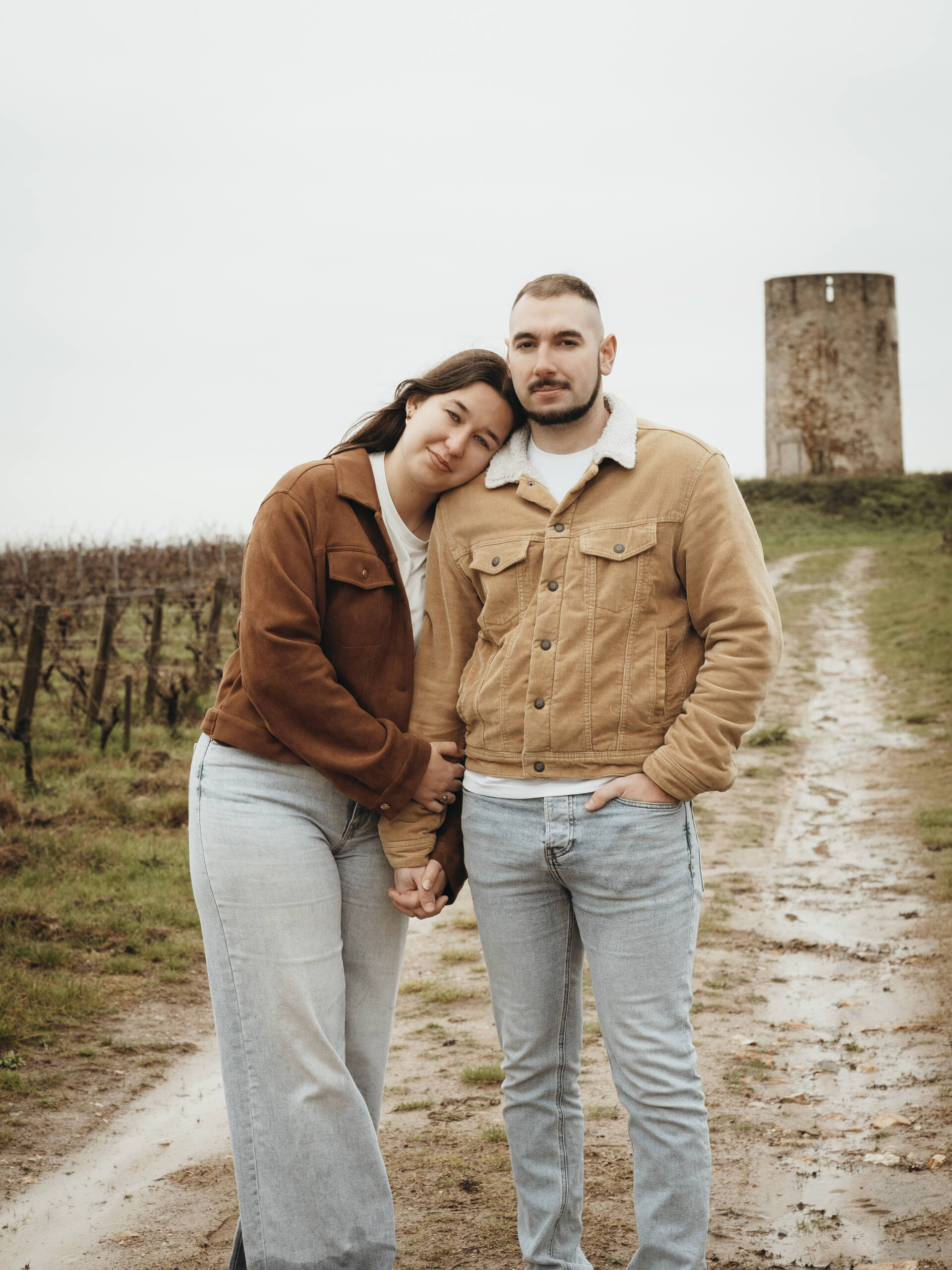 Séance couple dans les vignes, au pied d’une tour en pierre