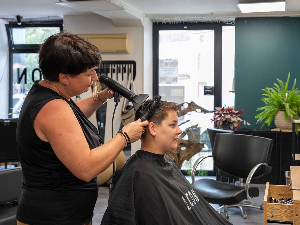 Préparatifs de la mariée chez la coiffeuse, coup de séchoir avant le mariage