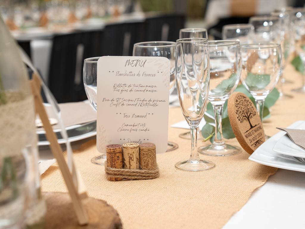 Menu sur un porte-carte en bouchons de liège, décoration de table champêtre