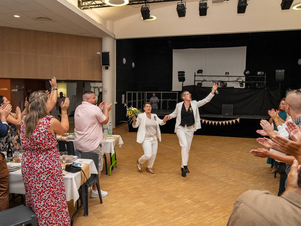 Entrée des mariées dans la salle de réception sous les applaudissements