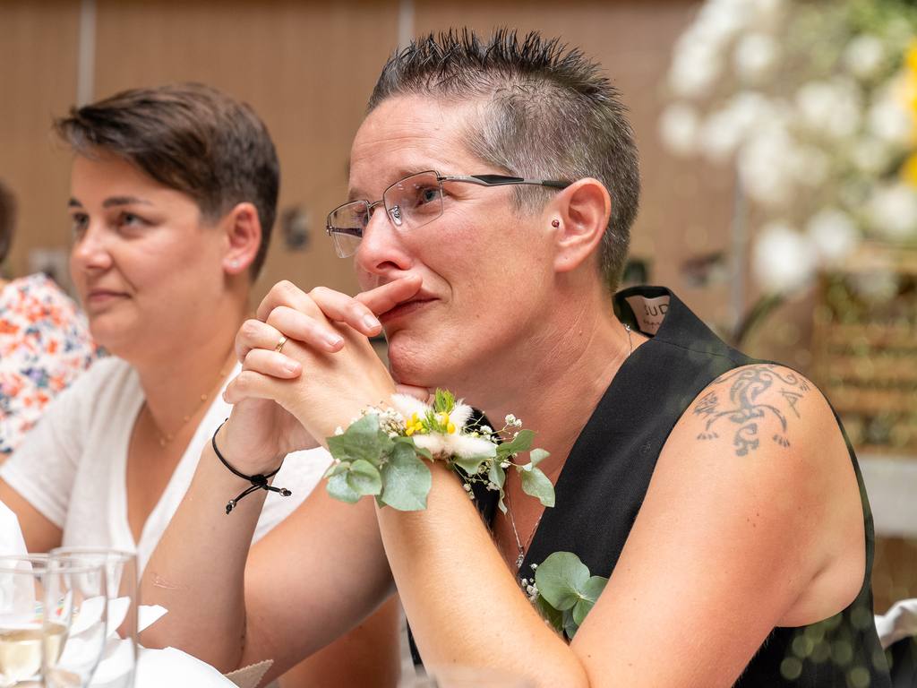 Une mariée émue aux larmes pendant les discours