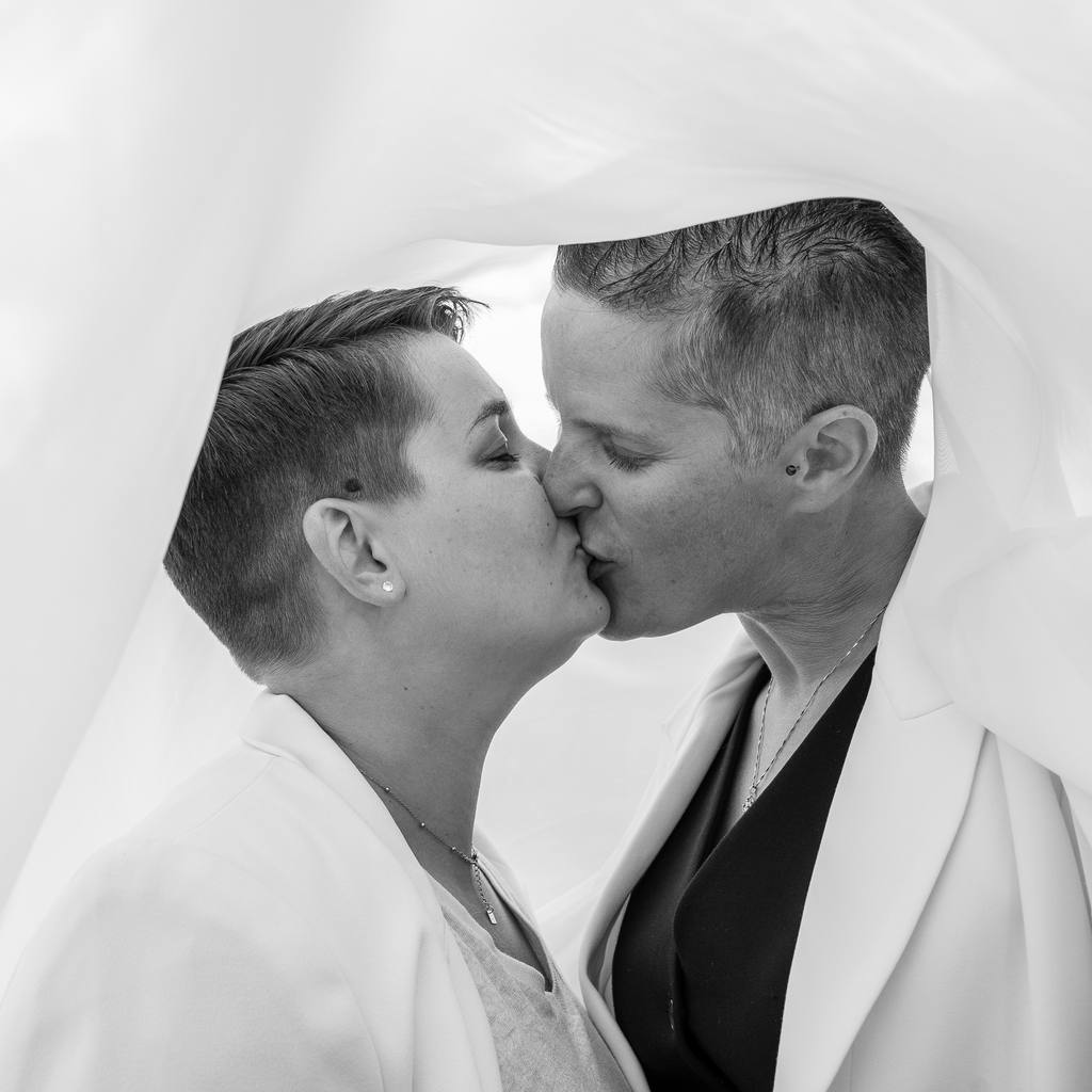 Baiser des mariées sous un voile, noir et blanc