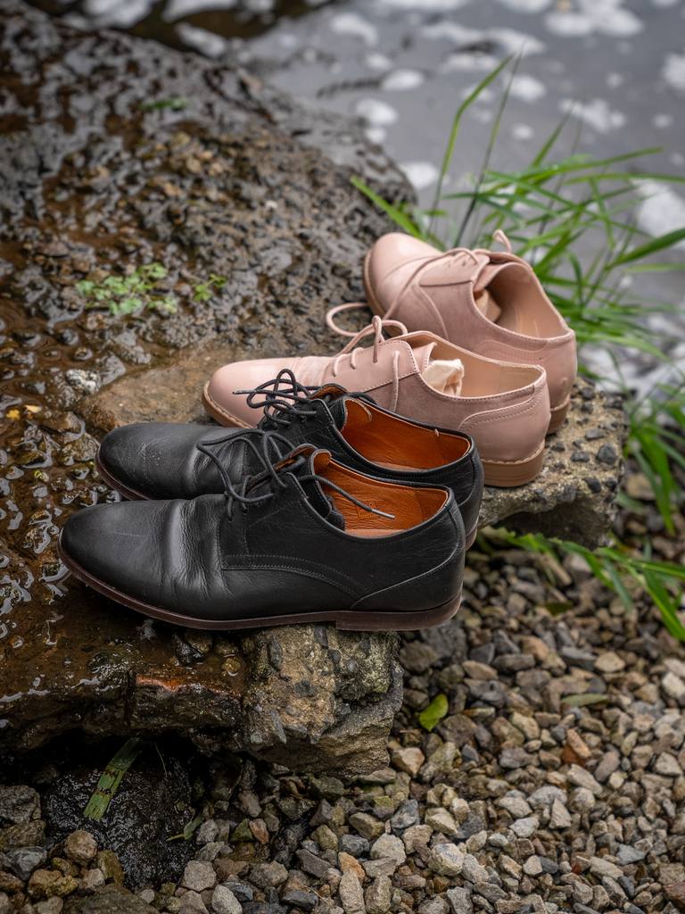 Chaussures des mariées posées sur un rocher au bord de l’eau