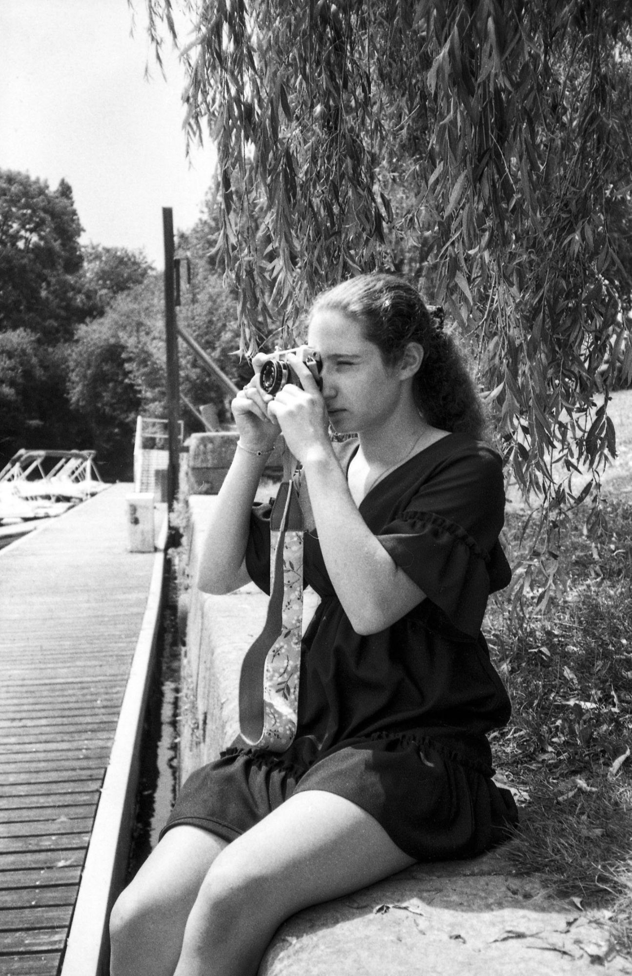 Ashley Mercereau en train de photographier, noir et blanc