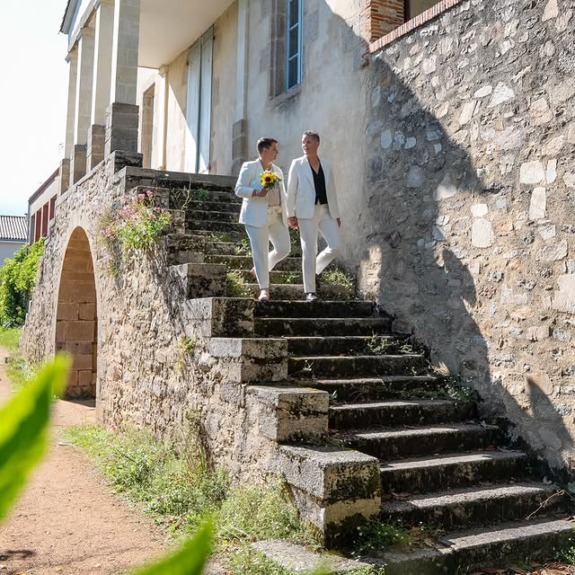 Mariés dans l’escalier d’un domaine